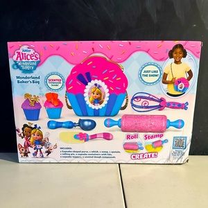 Disney Alice’s Wonderland Bakery Wonderland Baker’s Bag